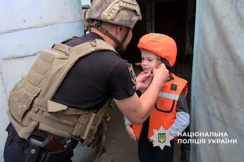 Евакуація з Донеччини: як вивозять сім'ї з дітьми та чи застосовують примус